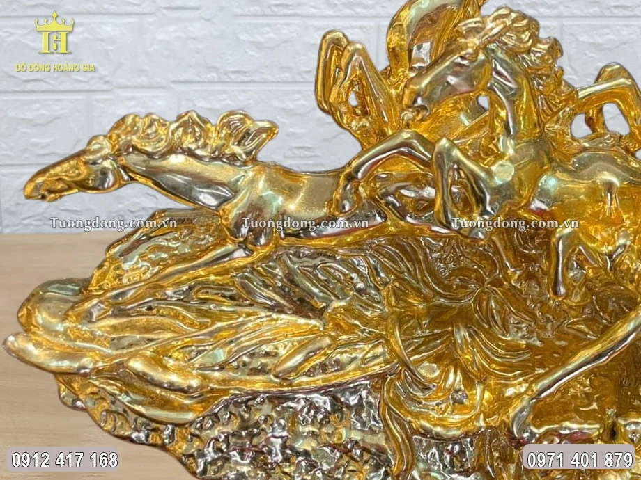 Từng họa tiết hoa văn được chạm khắc sinh động